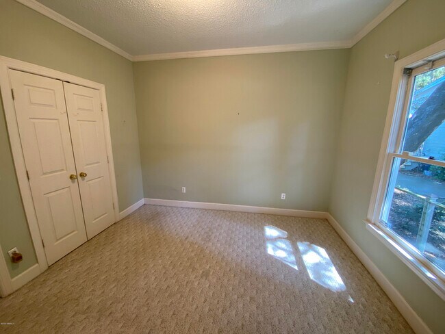 Building Photo - 7 Holbrook Dr