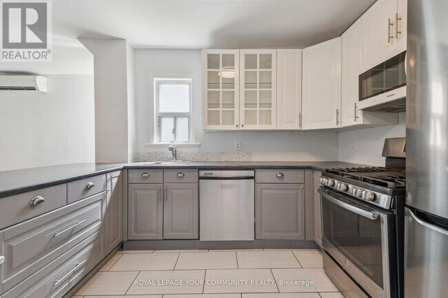 Photo du bâtiment - 10 Coxwell Ave