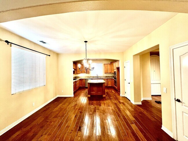 Building Photo - Luxurious 3 Bedroom, 2.5 Baths Single Fami...