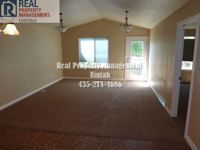 Foto del edificio - 3 Bedroom Condo With 2 Car Garage.