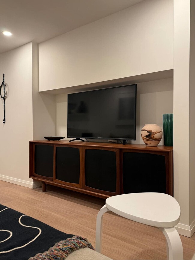 Building Photo - 800 Shaw St