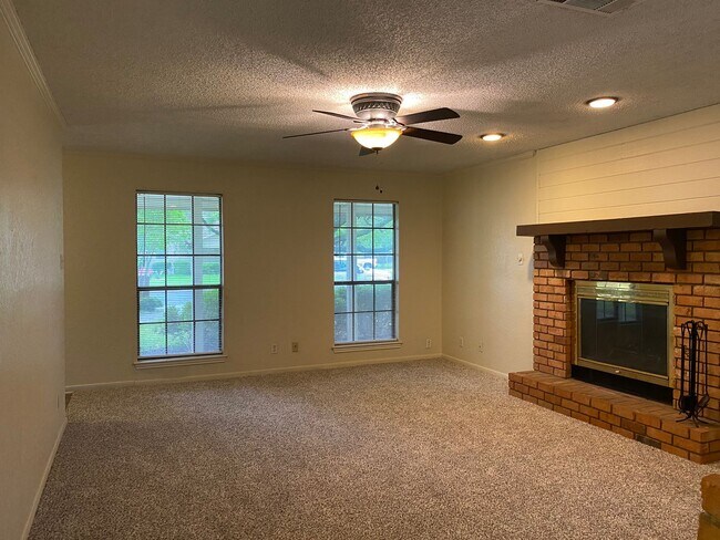 Foto del edificio - 3 BEDROOM, CORNER LOT