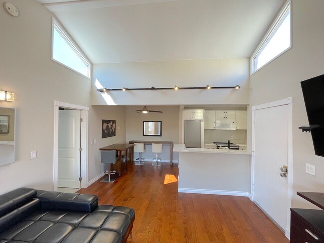 Foto del edificio - Beautifully Remodeled Upstairs Condo in Bo...