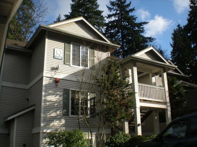 Foto del edificio - Bright, Spacious, Updated Condo with Separ...