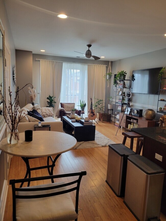 Foto del edificio - 6619 W Belmont Ave