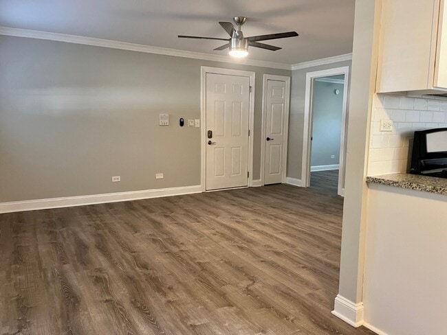 Building Photo - Rehabbed 2 Bedroom In Prime Lake Bluff Location - Pet Friendly - Free Parking!