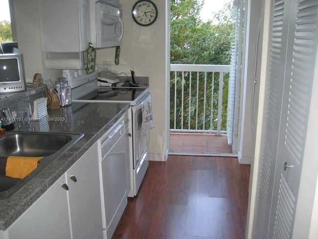 Building Photo - 2740 SW 28th Terrace