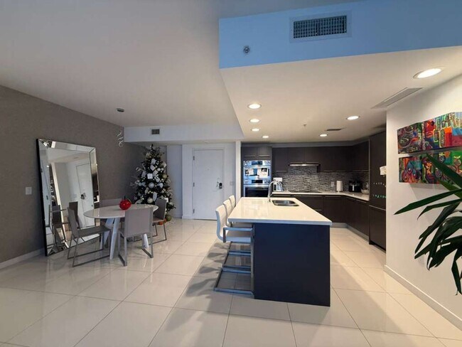 Building Photo - 2 BED/2 BATH UNIT 1-503