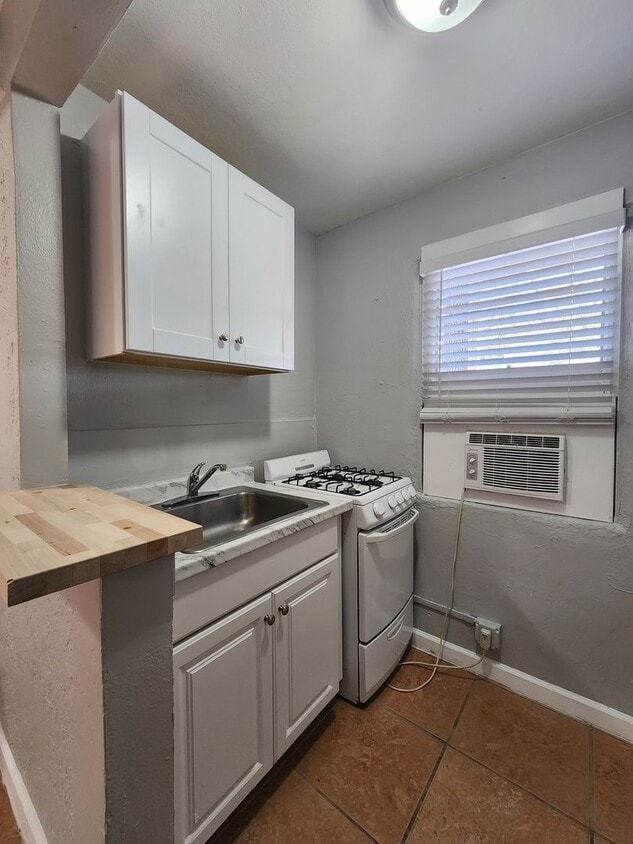 Building Photo - Studio Apartment