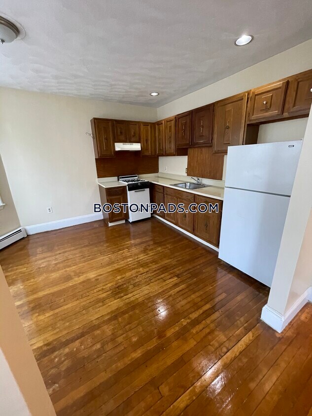 Primary Photo - 44 Estes St