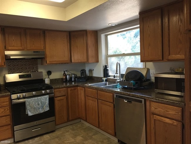 Building Photo - 260 Sheridan St