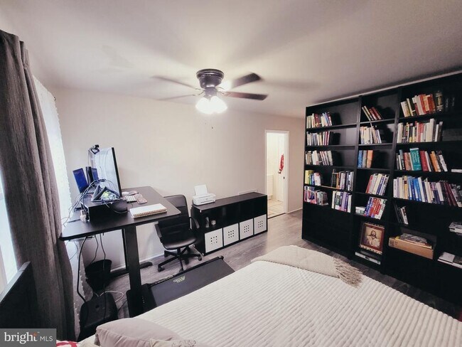 Foto del edificio - 9364 Neil Rd