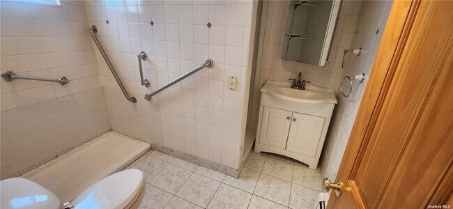 Building Photo - 20 Pearsall Ave
