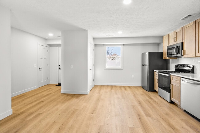 Kitchen - 425 W Lincoln St