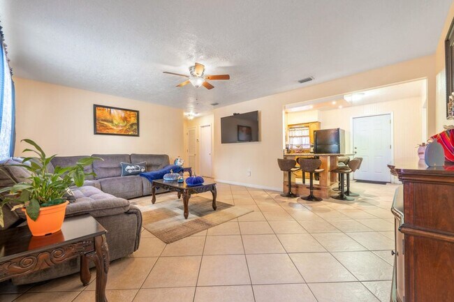 Foto del edificio - Charming 3bed with Huge Fenced Yard
