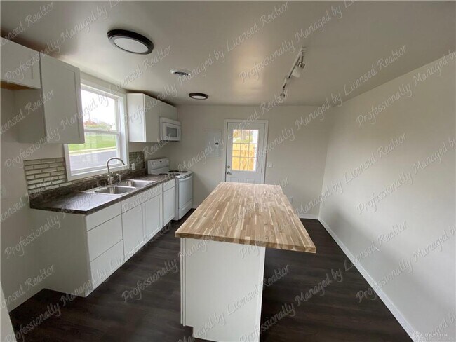 Building Photo - 1552 Sunset Ave