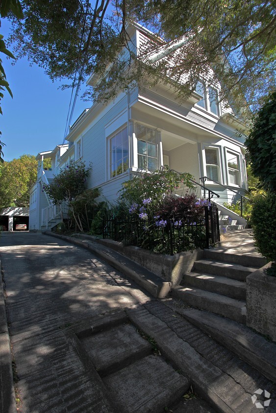 Primary Photo - 433-435 Johnson St