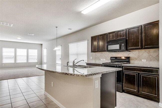 Foto del edificio - 1402 Deodara Dr