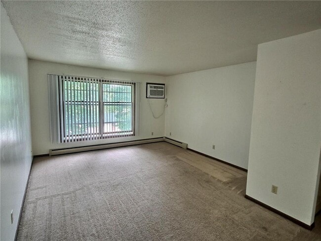 Building Photo - 656 Summit Dr