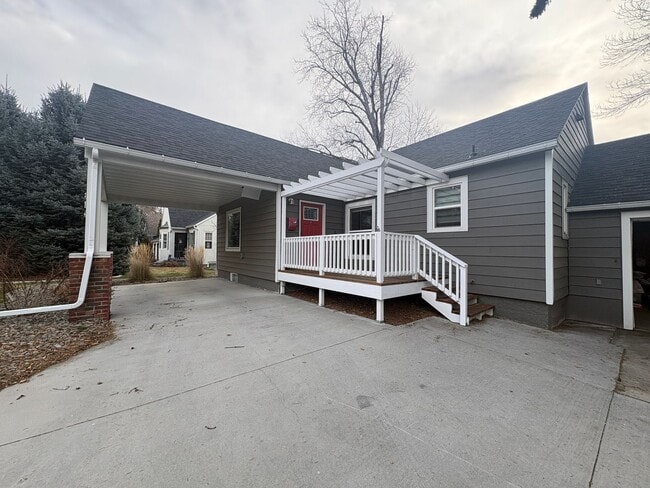 Building Photo - 4-bedroom, 2.5-bath home located on Poly.