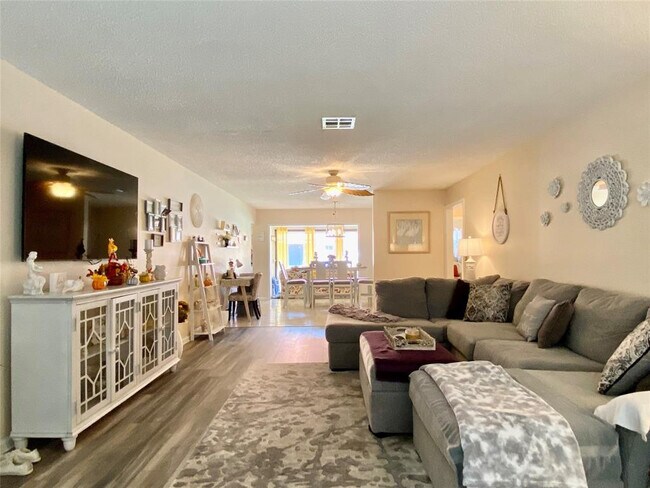 Foto del edificio - 4655 Wildwood Tree Ln
