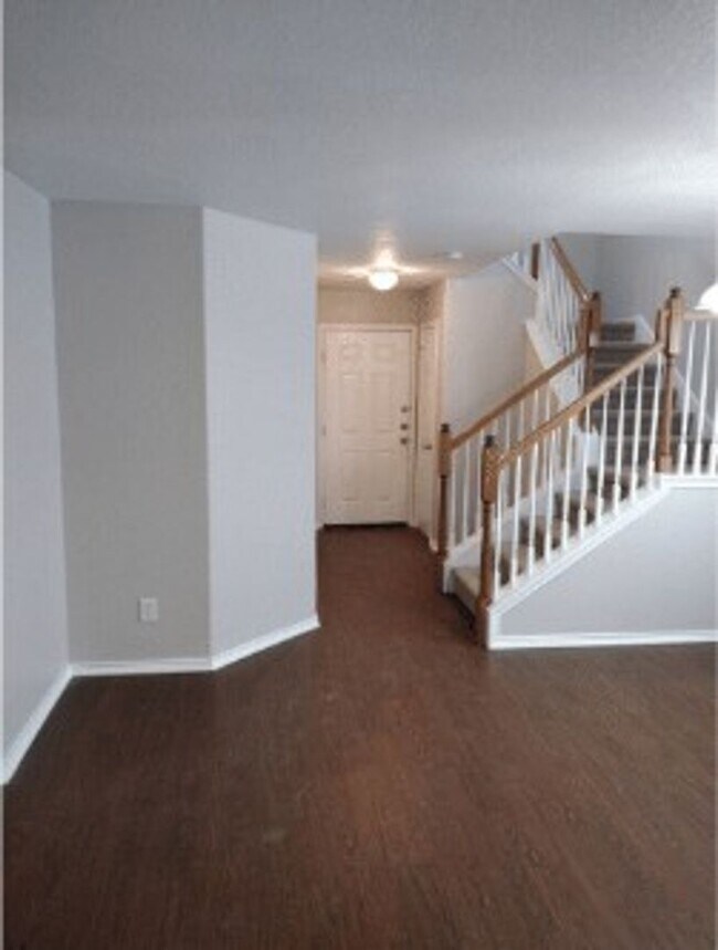 Foto del edificio - Spacious Two-Story Home in Prime Laurel Ca...