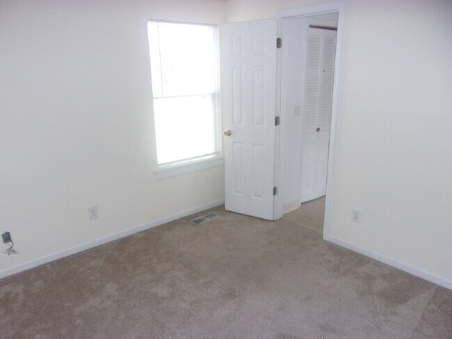 dormitorio este - 908 Mechanic St