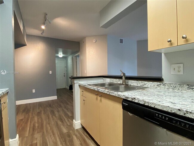Foto del edificio - 2582 Centergate Dr