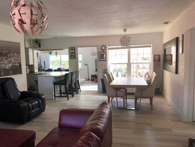 mesa de comedor - 1400 NE 4th Ave