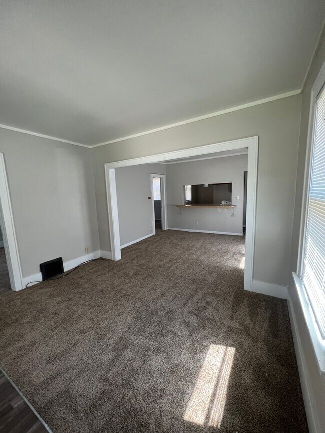 Foto del edificio - 2 bedroom 1 bath house. off street parking. $1000