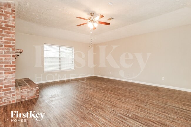 Foto del edificio - 23203 Tree Bright Ln