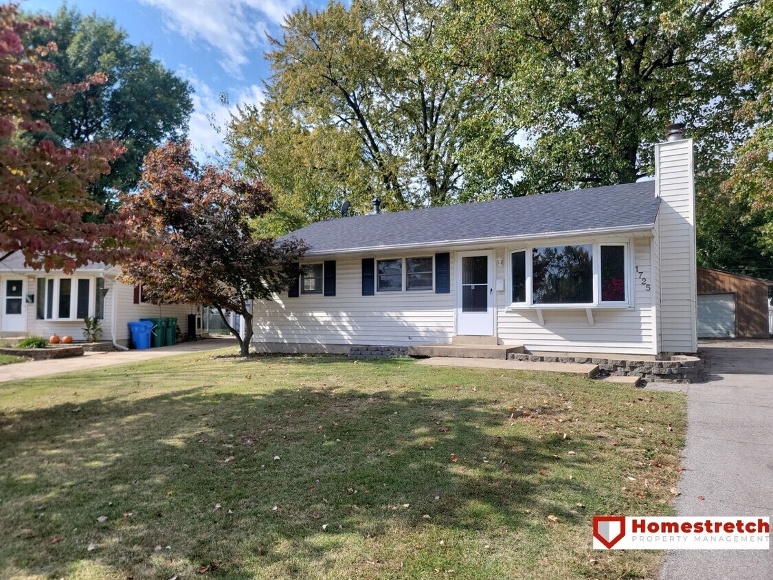 Foto principal - Charming Three Bedroom Home Coming Available!