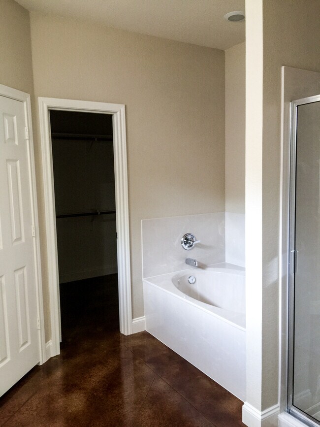 Building Photo - 2933 Savannah Ct