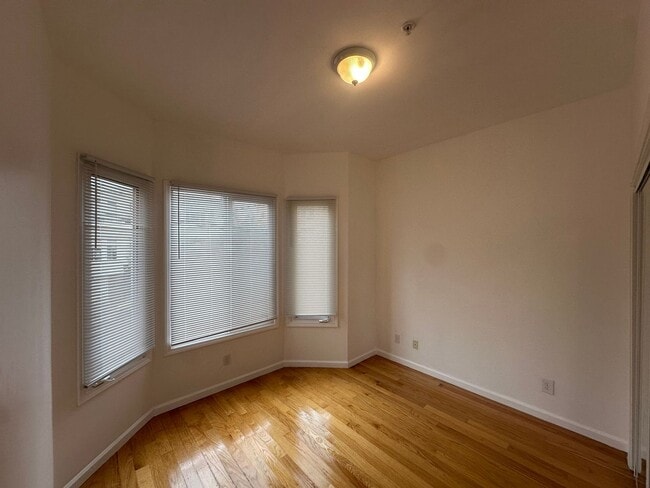 Building Photo - NML222 (222-12th)