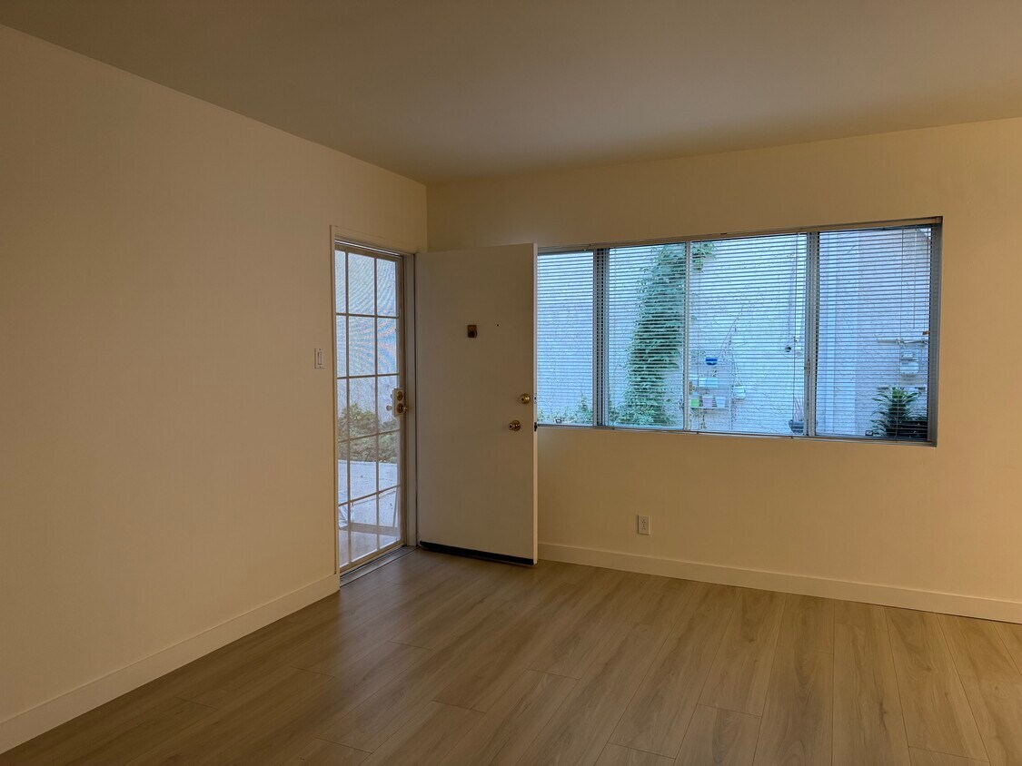 Foto principal - 9338 National Blvd