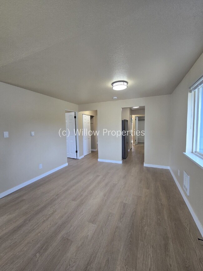 Building Photo - 2 Bedroom Unit Newly Remodeled