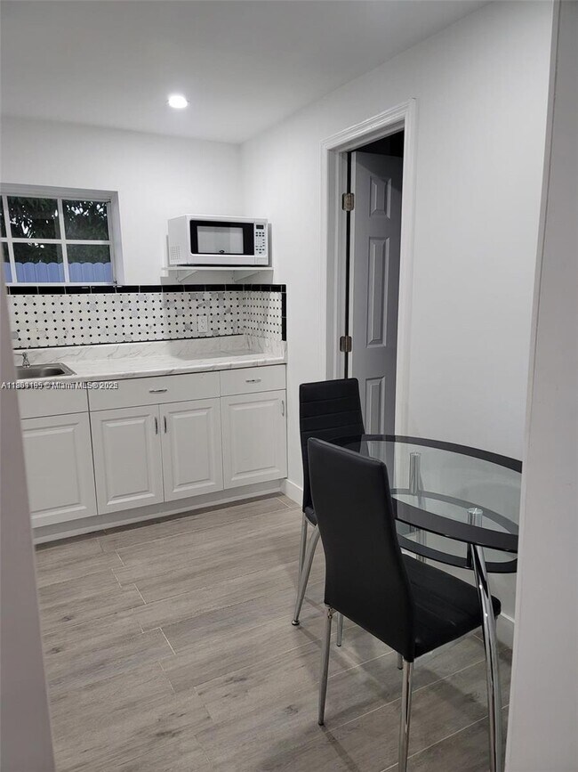 Foto del edificio - 290 NW 92nd Ave