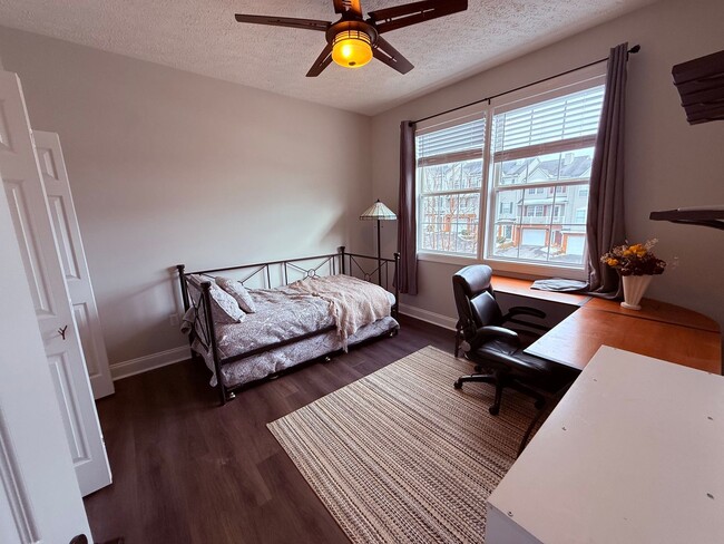 Building Photo - 3 Bedroom, 2 Bath End Unit Townhouse