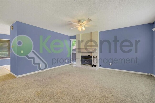 Foto del edificio - 7005 Woodside Dr