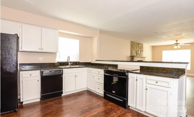 Foto del edificio - 4039 Rutherford Dr