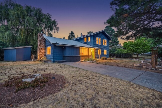 Building Photo - 305 Mesa Dr