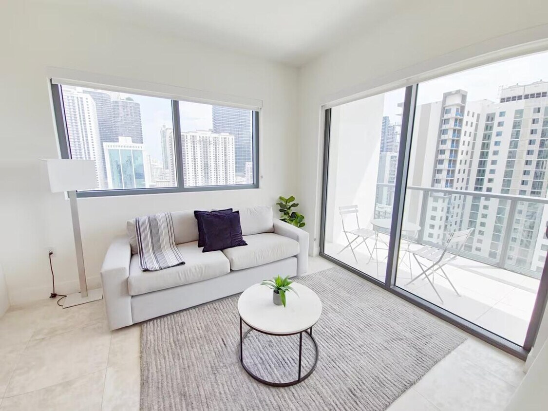 Foto principal - 148 SW 8th St