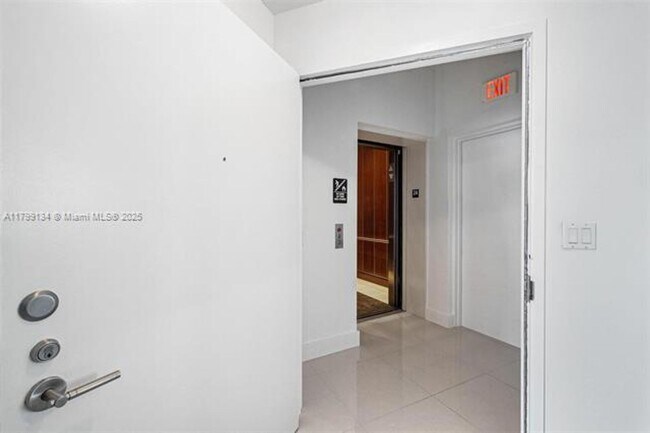 Building Photo - 2020 N Bayshore Dr