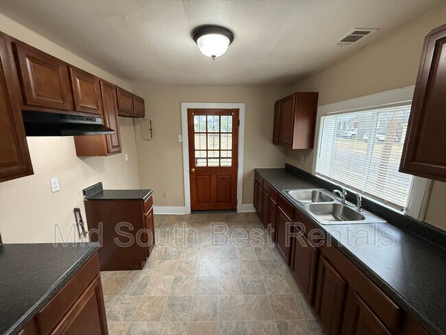 Building Photo - 946 Semmes St