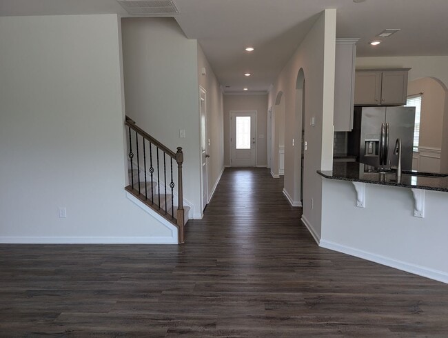 Building Photo - Move-in ready Ranch Style Home Located in ...