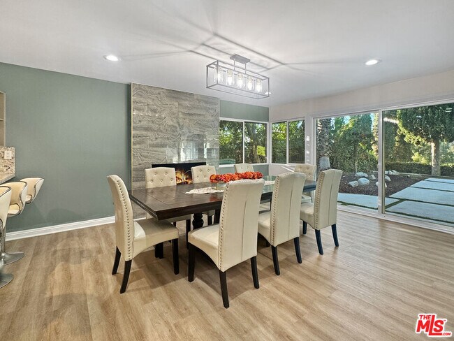 Foto del edificio - 15701 Royal Ridge Rd