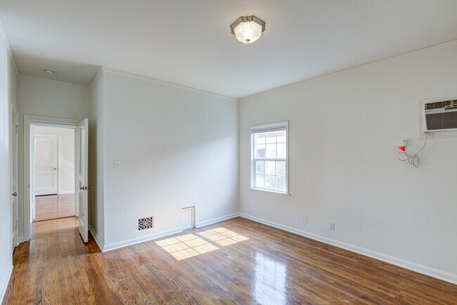 Foto del edificio - 127 N Harper Ave