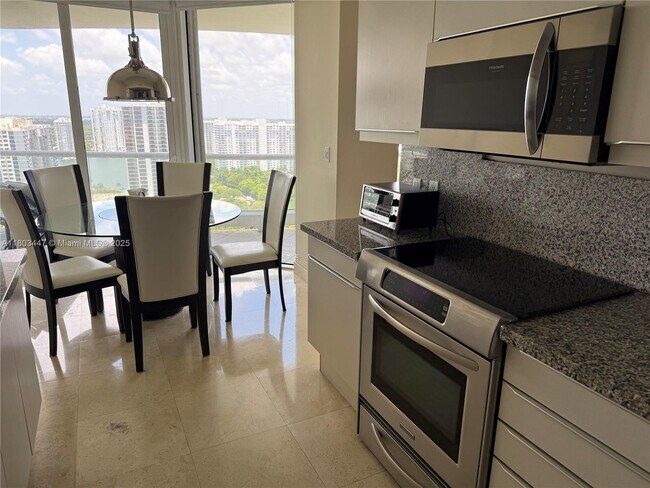 Foto del edificio - 7000 Island Blvd