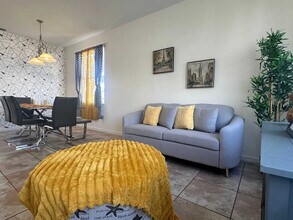 Building Photo - 930 Oxford Dr