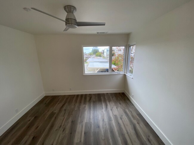 Building Photo - Newly Remodeled 2 Bedroom 1 1/2 Bath. Priv...